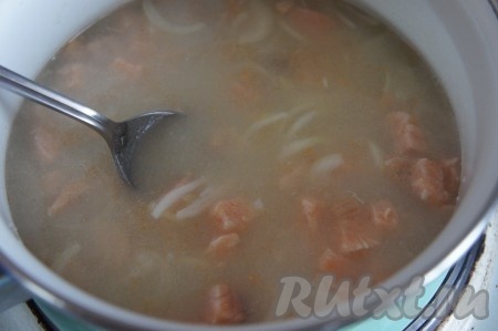 После того как картошка станет достаточно мягкой, добавляем в суп с сёмгой обжаренные морковку с луком, даём закипеть и варим на небольшом огне 3-4 минуты.