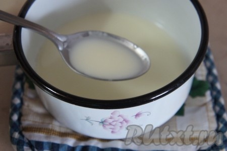 Для того чтобы расплавить сырок, наливаем в небольшую ёмкость 50-100 миллилитров горячей воды, кладём нарезанный сыр, непрерывно помешиваем до полного расплавления сыра (если образуются комочки, то полученную смесь можно взбить блендером до однородной массы). Нарезанный сырок можно не плавить, а сразу добавить в кастрюлю с супом, но в этом случае плавленный сырок весь может не раствориться, а значит будут небольшие комочки.