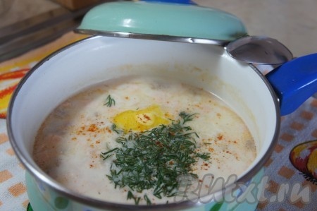 В суп с сёмгой и овощами выкладываем пастообразный плавленный сыр (или воду с расплавившимся сырком, как у меня), постоянно перемешивая, даём сыру полностью раствориться в супе. Доводим сырный суп на достаточно сильном огне до кипения, убавляем огонь до минимума, провариваем 3-4 минуты, солим, всыпаем специи (у меня - паприка), провариваем 1-2 минуты. Добавляем мелко нарезанный укроп, сливочное масло, перемешиваем, даём закипеть и снимаем с огня. Накрываем кастрюлю крышкой. Даём настояться 10-15 минут.