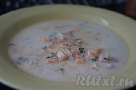 Вкусный, насыщенный суп, сваренный из сёмги с плавленным сыром, разливаем по тарелкам и подаём к столу.