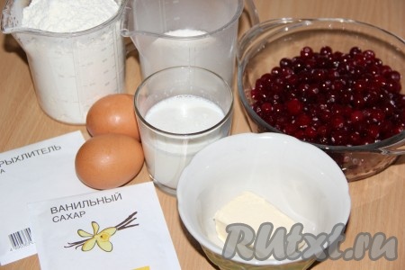 Подготовить продукты для приготовления заливного пирога с клюквой. Если готовите с замороженными ягодами, тогда немного их разморозьте, лишнюю воду слейте. Если клюква свежая, тогда промойте её и обсушите. Сливочное мало нужно достать заранее, чтобы оно стало мягким, согревшись при комнатной температуре.