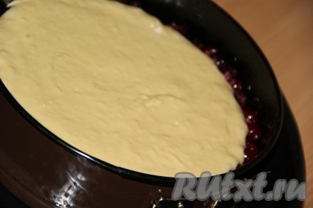 Затем вылить тесто и разровнять.