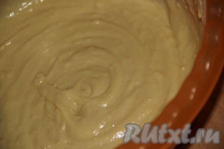 В объёмную миску выложить размягчившееся сливочное масло, всыпать ванильный сахар и 100 грамм сахара, растереть вилкой до однородности. Затем по одному добавить яйца, вмешивая их до однородности с помощью венчика (или ложки), влить молоко, тщательно перемешать. Сюда же всыпать разрыхлитель и соль, снова перемешать. В получившуюся смесь частями начать всыпать просеянную муку, замешивая тесто, которое по консистенции будет напоминать сметану средней густоты (как на фото). Муки может понадобится немного больше или меньше - не забывайте ориентироваться на консистенцию теста, которое вы замешиваете.