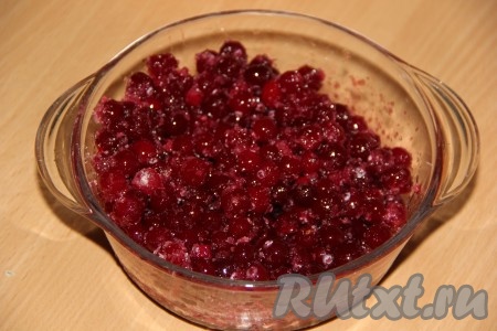 К клюкве всыпать 100 грамм сахара, перемешать.