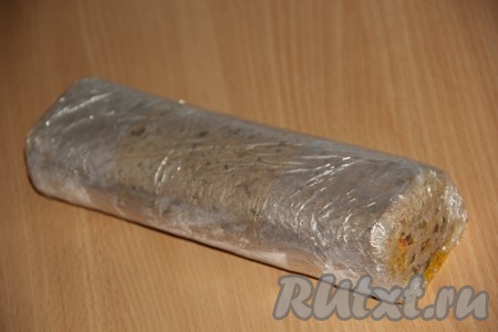 Плотно свернуть печёночный рулет с морковью и убрать в холодильник на ночь.