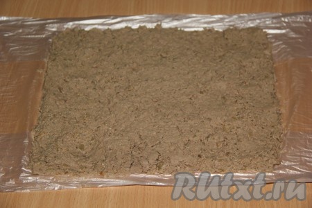 Выложить печёночную массу на пищевую плёнку и разровнять в виде прямоугольника.
 