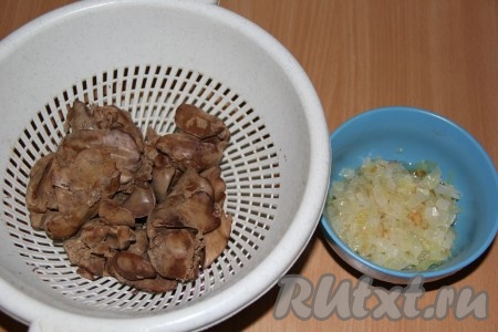 Печень отварить в подсоленной воде до готовности (варить 10 минут с момента закипания) затем откинуть на дуршлаг.
