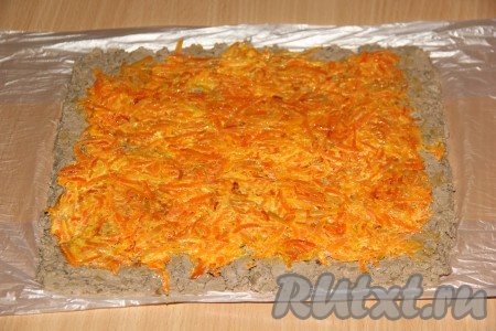  Обжаренную морковь остудить, добавить майонез и хорошо перемешать. Выложить морковь поверх печёночной массы и разровнять.