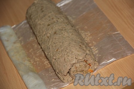 Готовый рулет освободить от пищевой плёнки.