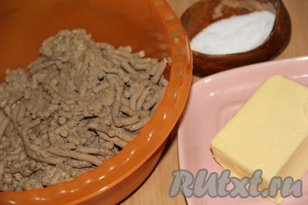 Печень и лук пропустить через мясорубку. Масло предварительно достать из холодильника. Добавить масло в печёночную массу, посолить, поперчить и хорошо перемешать.