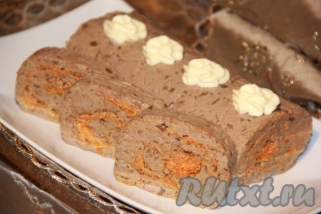 Выложить рулет на плоскую тарелку, украсить по желанию маслом или майонезом, а перед подачей на стол нарезать на кусочки. Этот рецепт печеночного рулета позволит порадовать близких очень вкусным блюдом, которое станет украшением даже праздничного стола.
