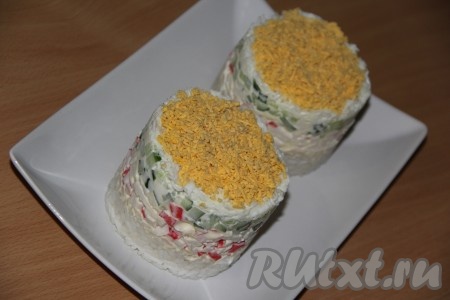 Яичный желток раскрошить и выложить поверх салата. Утрамбовывать этот слой не нужно.