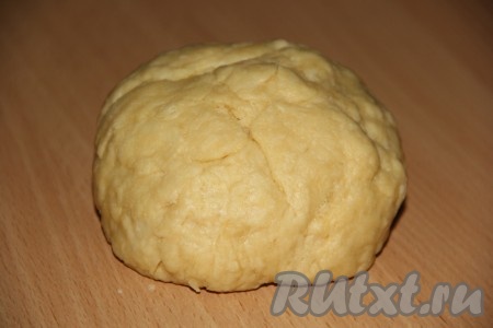 В миску влить воду комнатной температуры, добавить соль и растопленное сливочное масло (или маргарин), перемешать, затем частями всыпать муку, каждый раз тщательно вмешивая её в тесто. Тесто должно получиться эластичным, не липнущим к рукам.