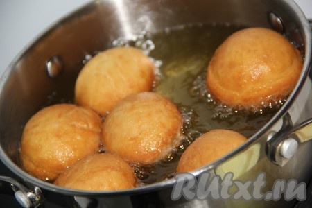 Обжарить пончики до золотистого цвета со всех сторон.