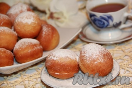 По желанию посыпать пончики сахарной пудрой. Воздушные, пышные дрожжевые пончики с начинкой понравятся и деткам, и взрослым. Очень вкусно!