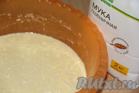 Затем добавить яйца, соль, растопленное масло. Всё хорошо перемешать. Добавить просеянную муку небольшими порциями и замесить мягкое тесто.
