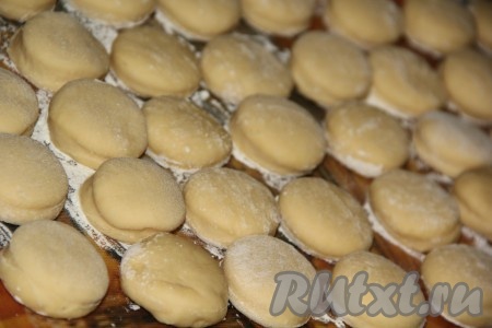 Накрыть наши будущие дрожжевые пончики полотенцем и оставить на 30-40 минут, они увеличатся в размере.
