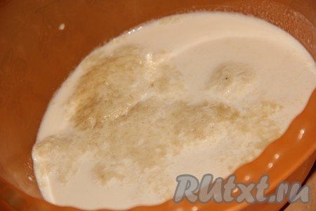 В молоко влить воду и слегка подогреть. Всыпать сахар и дрожжи в смесь молока и воды, перемешать, оставить в тепле на 15-20 минут, чтобы дрожжи ожили.
