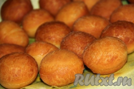 Готовые пончики достать шумовкой и выложить на бумажное полотенце, чтобы удалить излишки масла.
