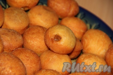 Дрожжевые пончики немного остудить, затем наполнить их начинкой (я наполнила пончики начинкой с помощью кондитерского шприца).
