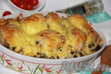 Очень вкусные куриные ножки с грибами и картошкой, запеченные в духовке, подать горячими к столу.&nbsp;
