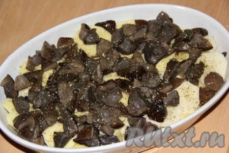 Затем выложить грибы, по желанию можно приправить специями с ароматом лесных грибов.
