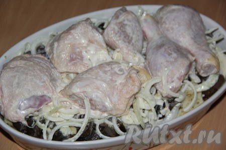 Затем выложить куриные ножки.
