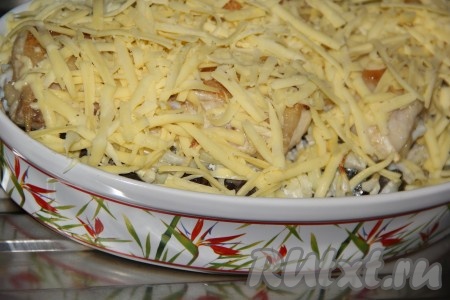 Поставить форму в заранее разогретую духовку и запекать при температуре 200 градусов 30 минут. Сыр натереть на крупной тёрке. Достать наше блюдо из духовки, щедро посыпать сыром и снова отправить запекаться, ещё на 15 минут.