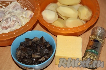 Куриные ножки разрезать на две части, вымыть, обсушить. Лук почистить и нарезать полукольцами. Сложить мясо в глубокую миску, добавить майонез и лук. Хорошо перемешать и оставить мариноваться на 30-40 минут. Картофель почистить.
