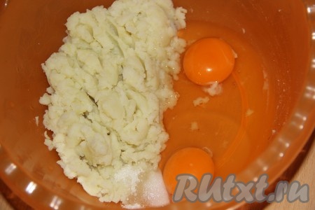 Для приготовления наших блинчиков необходимо картофельное пюре. Можно использовать свежеприготовленное пюре или вчерашнее, оставшееся после ужина. Для того чтобы приготовить пюре, нужно картофель очистить, сварить до готовности (в течение минут 20-25) в подсоленной воде. Затем слить жидкость и измельчить картошку толкушкой до получения однородного пюре. В глубокую миску выложить тёплое (не горячее!) картофельное пюре, соль, сахар, яйца.
