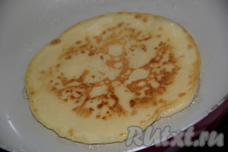 Оставить тесто отдохнуть на 30 минут. Сковороду хорошо разогреть, слегка смазать растительным маслом. Налить на разогретую сковороду небольшое количество теста и равномерно распределить. Выпекать картофельный блин на среднем огне с двух сторон до золотистого цвета. Аналогично пожарить все блинчики.
