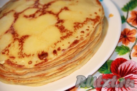 Подать наивкуснейшие, нежные блины, приготовленные из картофельные пюре на молоке, с пылу с жару. В качестве дополнения к таким блинчикам хорошо подойдёт сметана или сливочное масло.
