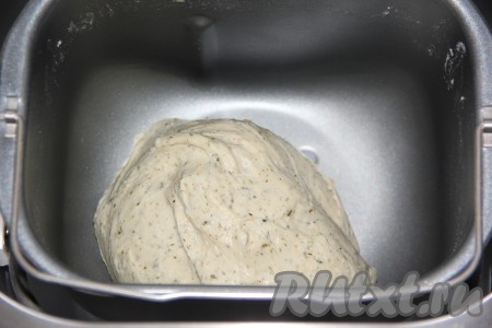 Выставить основной режим для выпечки (примерное время 3 часа 20 минут), вес буханки - 750 грамм, цвет - средняя корочка. После первого замеса, по сигналу, всыпать сушеную зелень.&nbsp;
