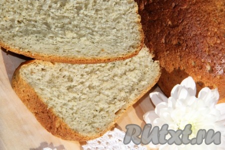 Готовый картофельный хлеб вынуть из хлебопечки и остудить на решётке. Хлебушек с добавлением картофельных хлопьев получается очень вкусным.
