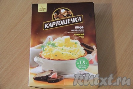 Затем всыпать муку и картофельные хлопья. Картофельные хлопья можно использовать любые, как развесные, так и в упаковке.
