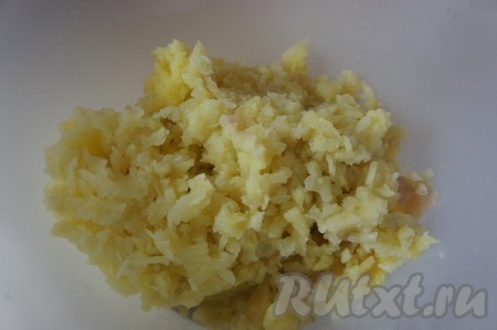 Картофель очищаем и натираем на крупной тёрке в миску.