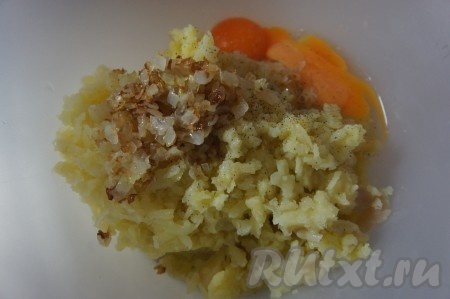 Добавляем жареный лук, 2 яйца, соль, чёрный молотый перец, тщательно перемешиваем.