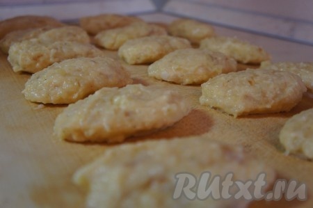 Формируем картофельные котлеты из всего теста, периодически смачивая руки холодной водой, чтобы наша тесто не прилипало к рукам.