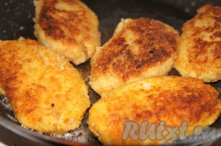 Картофельные котлеты, покрытые панировкой, выкладываем на сковороду с разогретым растительным маслом и обжариваем с двух сторон на среднем огне до золотистой корочки. Затем выкладываем на бумажное полотенце, чтобы удалить лишнее масло.