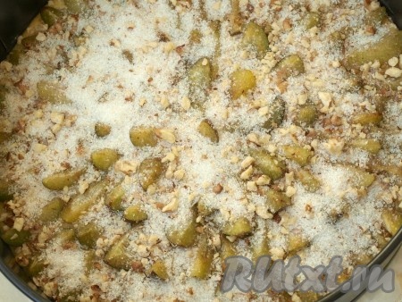 Порубить ножом грецкие орехи, смешать их с сахаром. Посыпать этой смесью сливы.