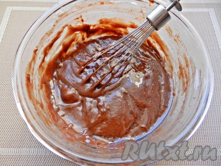 Масса должна получиться гладкой и однородной, без комков. В последнюю очередь влить в тесто кипяток и быстро перемешать.