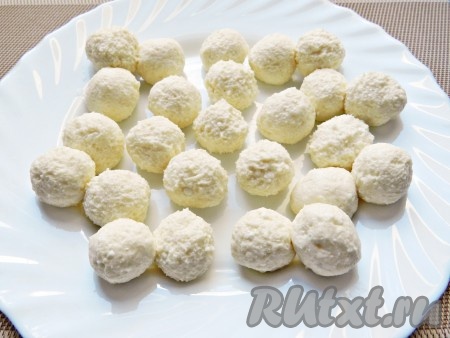 Из творожной массы скатать небольшие шарики одинакового размера. Если творог прилипает к рукам, смочите руки водой. Готовые шарики временно убрать в холодильник.
