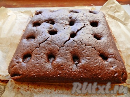 Готовый пирог остудить.