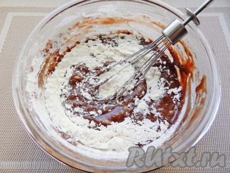 Постепенно всыпать муку с разрыхлителем.