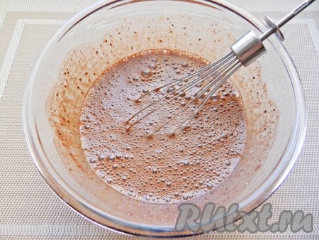 Влить молоко, добавить какао, все перемешать. Влить масло и снова перемешать.