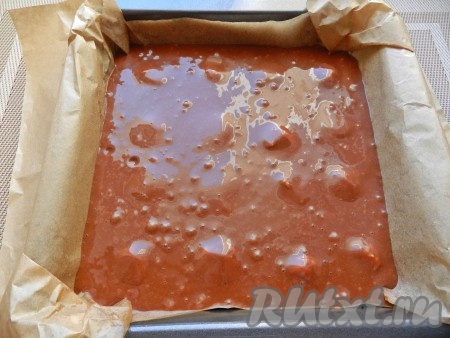 Залить шарики шоколадным тестом. Поставить форму для выпечки в разогретую до 190 градусов духовку и выпекать большой пирог 50 минут, а пирог, как у меня, из указанного количества ингредиентов - 30 минут. Проверить готовность пирога деревянной шпажкой.
