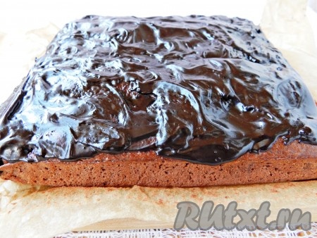 Для приготовления шоколадной глазури растопить сливочное масло, добавить воду, сахар и какао, довести до кипения. Остывший пирог покрыть глазурью.
