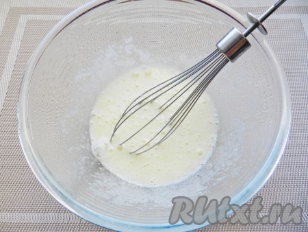 Для приготовления теста взбить яйца с сахаром.
