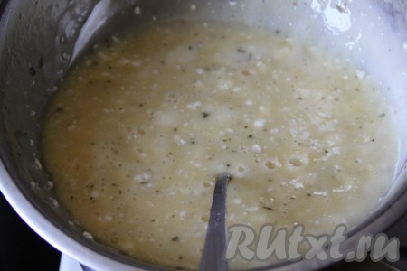 Держать на огне 5-10 минут, пока масса не станет однородной, без крупинок.
