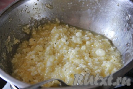 Отправить миску на паровую баню и плавить творог на пару, интенсивно помешивая.